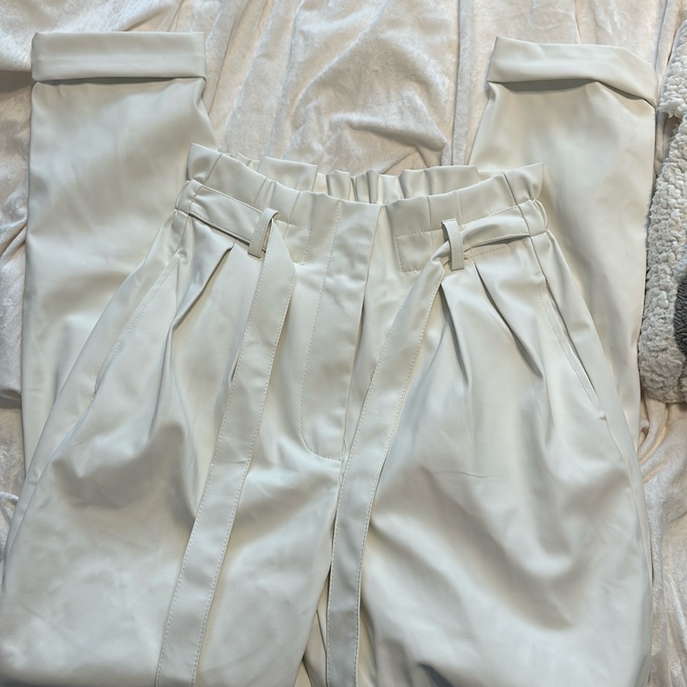 Francesca’s paperback pants - new with tags - color ivory